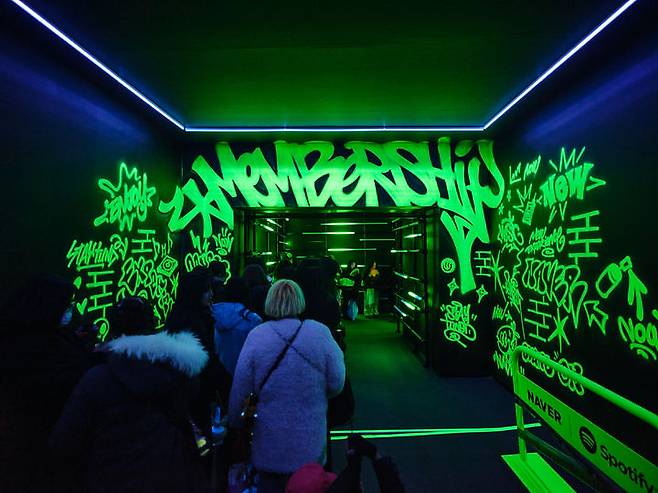 [서울=뉴시스] 네이버는 오는 24일까지 양일간 서울 성동구 XYZ 서울에서 스포티파이 협업 오프라인 팝업스토어를 운영한다고 23일 밝혔다. (사진=네이버 제공) *재판매 및 DB 금지