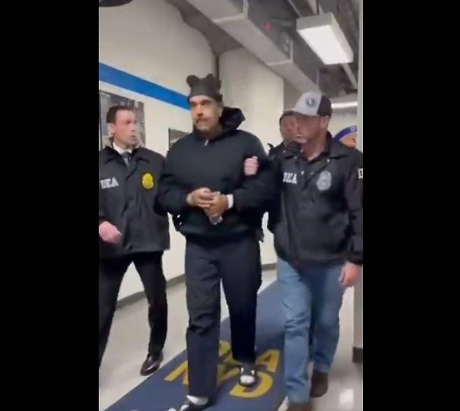 [서울=뉴시스] 백악관의 엑스(X·옛 트위터) 긴급대응 계정은 3일(현지 시간) "범죄자가 걸어갔다(perp walked)"는 제목으로, 마두로가 DEA 뉴욕 지부 건물 복도에서 호송되는 영상을 공유했다. 마두로 대통령은 연행 과정에서 스페인어로 "좋은 밤이에요, 그렇죠?"라고 말한 뒤 영어로 "굿 나잇, 해피 뉴 이어"라고 덧붙이며 여유로운 모습을 보였다. (사진=백악관 X 긴급대응 계정 갈무리) 2026.01.03. *재판매 및 DB 금지