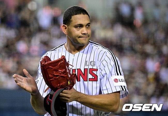 [OSEN=잠실, 조은정 기자]11일 오후 서울 잠실구장에서 ‘2025 신한 SOL Bank KBO리그’ LG 트윈스와 KT 위즈의 경기가 열렸다.홈팀 LG는 치리노스, 방문팀 KT는 헤이수스를 선발로 내세웠다.7회초 무사 1,2루에서 LG 치리노스가 교체되고 있다. 2025.09.11 /cej@osen.co.kr