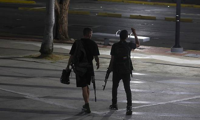 3일(현지시간) 베네수엘라 수도인 카라카스에서 수차례의 폭발이 발생한 후 군 병력이 도로를 순찰하는 모습. EPA연합뉴스