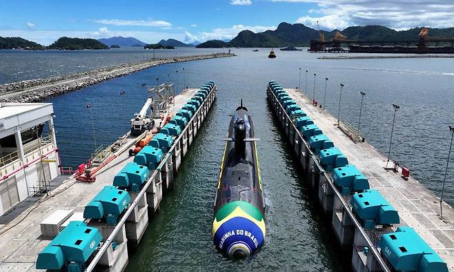 브라질 해군이 도입한 스코르프펜급 잠수함이 도크에 접안해 있다. 나발그룹 제공
