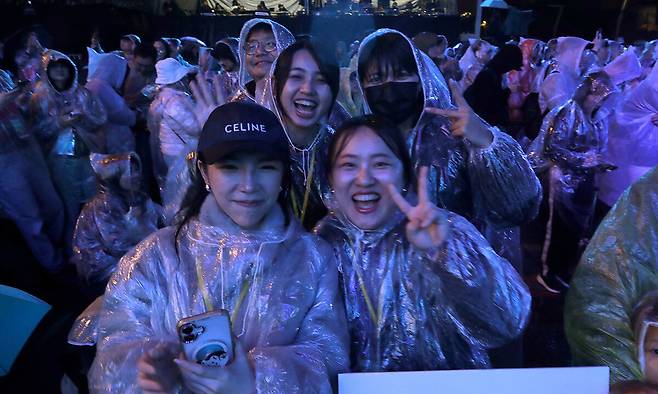 2025년 12월 31일 대만 타이베이 시정부 청사 앞에서 열린 ‘2026 타이베이 새해 맞이’ 행사에서 젊은 시민들이 환호하고 있다. 타이베이=AP연합뉴스