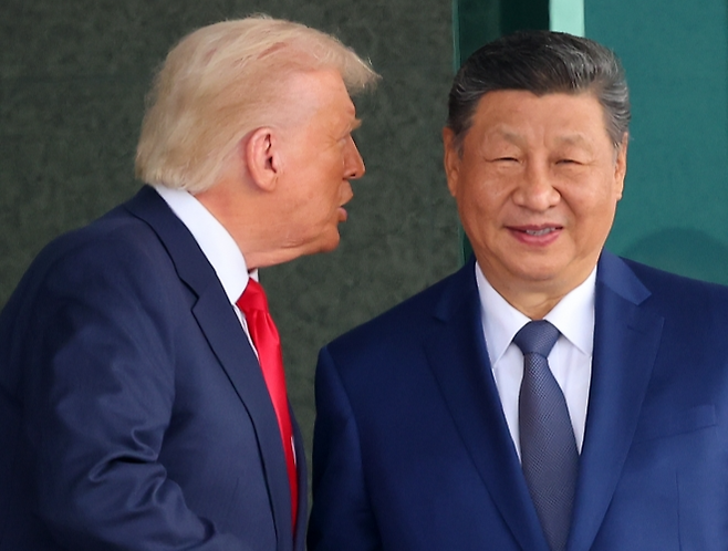 도널드 트럼프 미국 대통령과 시진핑 중국 국가주석이 30일 부산 김해공군기지 의전실 나래마루에서 미중 정상회담을 마친 뒤 회담장을 나서며 악수하고 있다. 2025.10.30