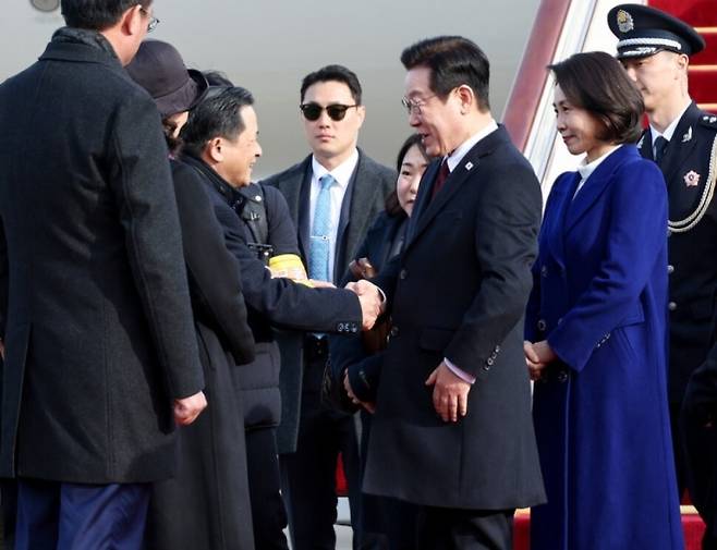 중국을 국빈 방문하는 이재명 대통령이 4일 베이징 서우두 공항에 도착해 다이빙 주한 중국대사와 악수하고 있다. 연합뉴스