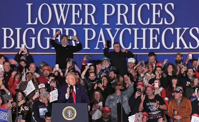 도널드 트럼프 미국 대통령이 2025년 12월9일 펜실베이니아주 마운트 포코노에 위치한 마운트 에어리 카지노 리조트에서 연설하고 있다. ⓒAP 연합