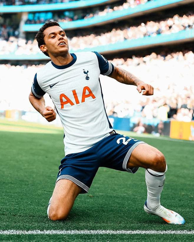 손흥민에게 유로파리그 우승 트로피를 선물한 브레넌 존슨은 내년 1월 토트넘을 떠날 가능성이 상당히 크다. 사진출처｜토트넘 홋스퍼 페이스북