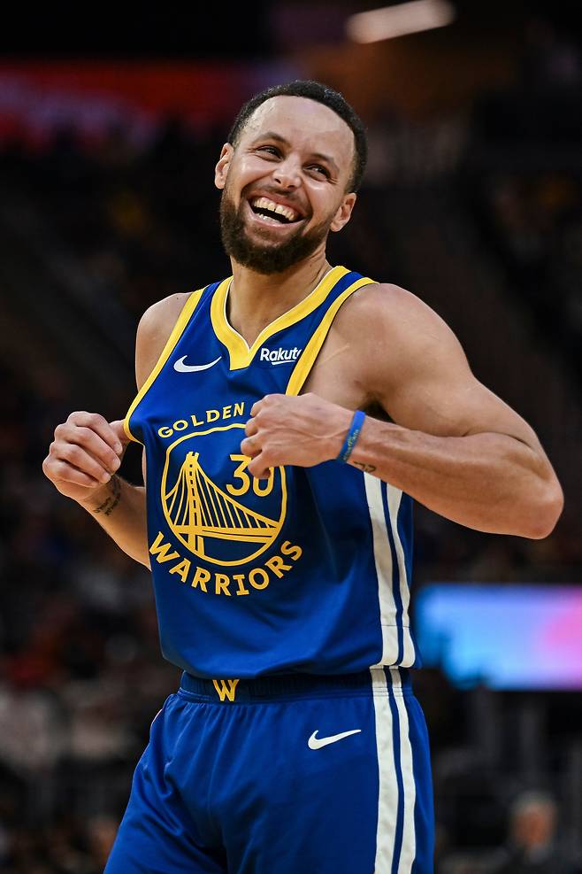 스테픈 커리가 4일 미국 캘리포니아주 샌프란시스코의 체이스 센터에서 열린 유타 재즈와의 2025~2026 미국프로농구 정규리그 홈경기 도중 미소를 짓고 있다.  샌프란시스코 | AP연합뉴스