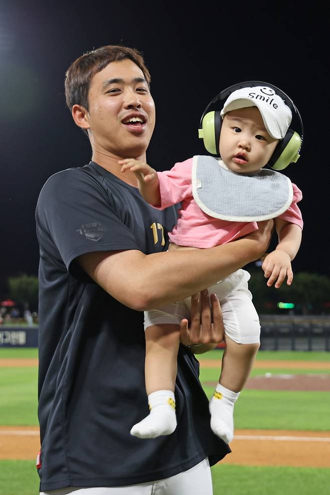 KIA 타이거즈에서 활약하던 시절 임기영(왼쪽)과 그의 아들. /사진=KIA 타이거즈 제공