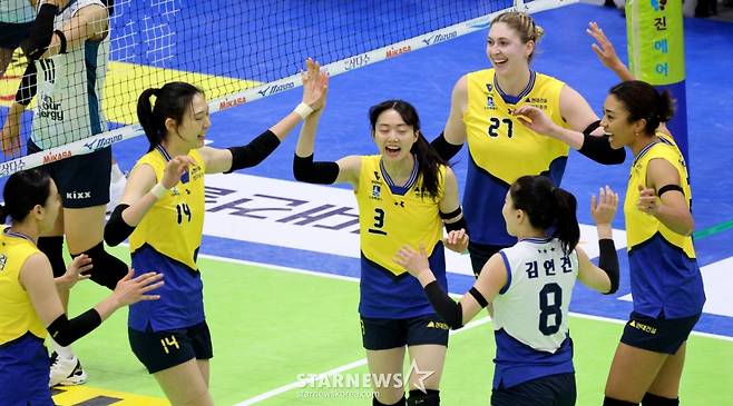 [한번에쓱]'9연승 도전한 현대건설 잡고' 세상을 다가진듯 신난 GS선수들