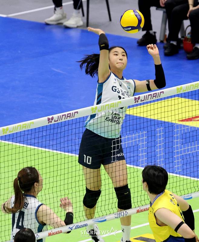 [한번에쓱]'9연승 도전한 현대건설 잡고' 세상을 다가진듯 신난 GS선수들