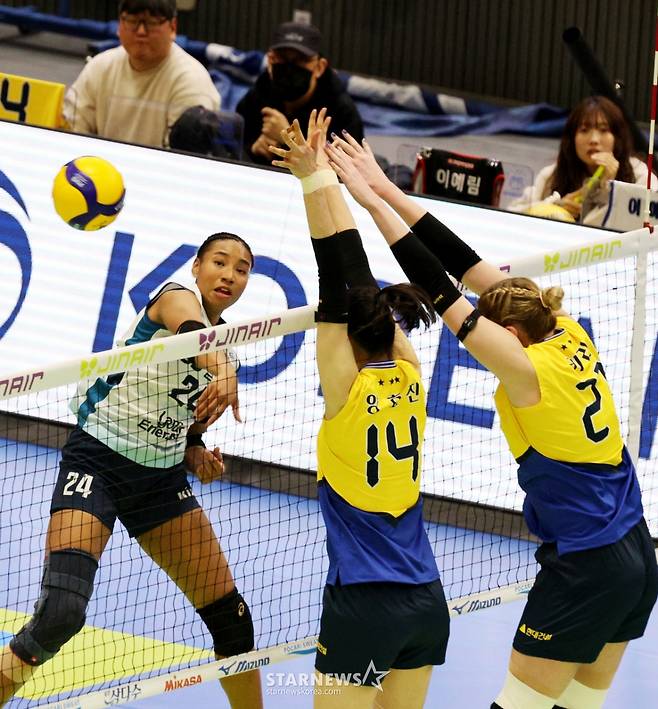 [한번에쓱]'9연승 도전한 현대건설 잡고' 세상을 다가진듯 신난 GS선수들