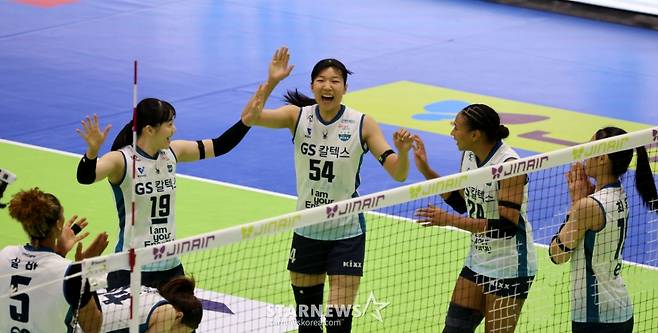 [한번에쓱]'9연승 도전한 현대건설 잡고' 세상을 다가진듯 신난 GS선수들