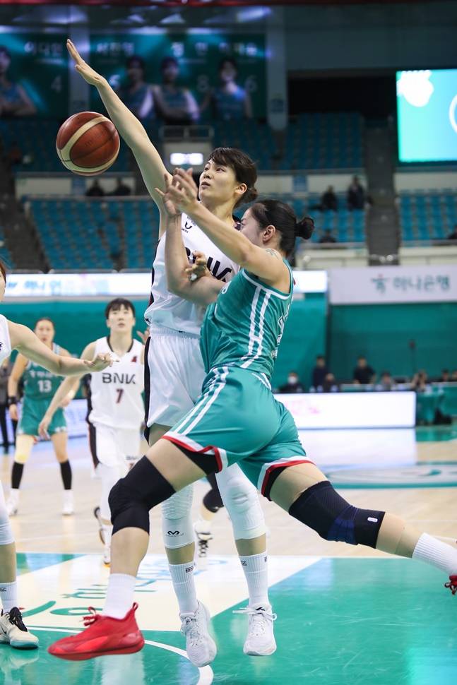 변소정(왼쪽)과 박소희. /사진=WKBL 제공