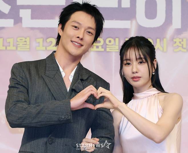 배우 장기용, 안은진이 5일 오후 서울 양천구 목동 SBS에서 진행된 새 수목드라마 '키스는 괜히 해서!' 제작발표회에 참석해 포즈를 취하고 있다. 2025.11.05 /사진=이동훈 photoguy@