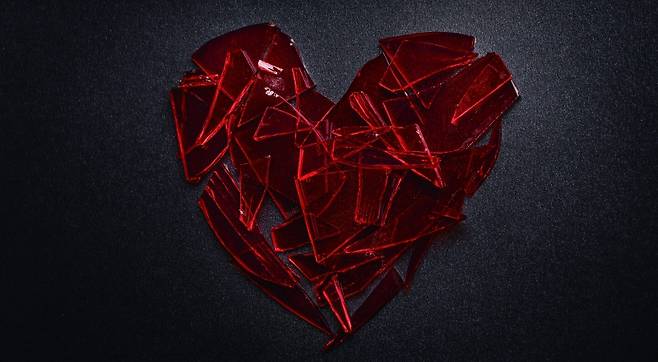 프로이트는 우리가 찬미하는 사랑의 충동에는 동전의 양면처럼 파괴의 충동이 혼재한다는 통찰력을 보여준다.[일러스트｜게티이미지뱅크]