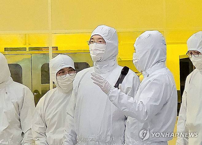 이재용 회장, 반도체 캠퍼스 찾아 미래기술 점검 (서울=연합뉴스) 이재용 삼성전자 회장이 22일 삼성전자 기흥캠퍼스 내 첨단 복합 반도체 연구개발(R&D) 센터인 NRD-K 클린룸 시설을 살펴보고 있다. 2025.12.22 [삼성전자 제공. 재판매 및 DB 금지] photo@yna.co.kr