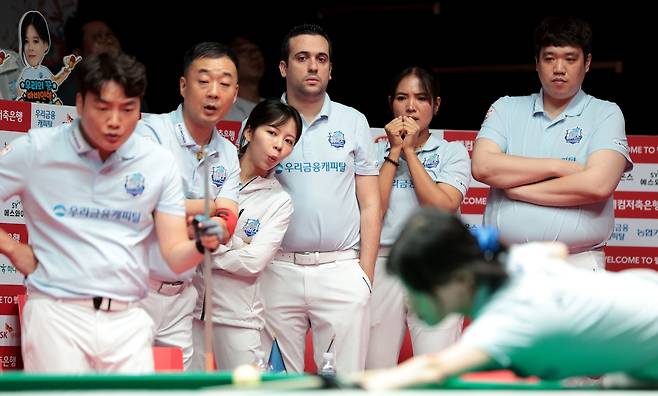 동료 경기를 지켜보는 우리금융캐피탈 선수단 [PBA 제공. 재판매 및 DB 금지]