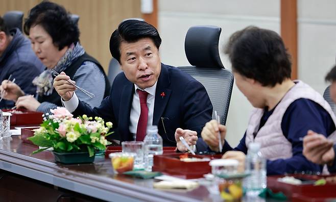 서강석 송파구청장, 청사관리 근무자들과 오찬 [서울 송파구 제공. 재판매 및 DB 금지]
