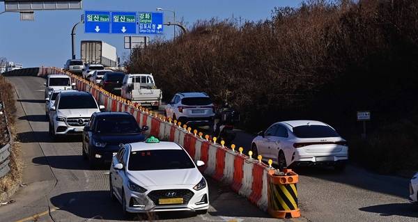 5일 오후 인천시 서구 대곡동 인근 일산대교 주 진입로인 국가지원지방도로 98호선 임시 진출입로로 차량들이 진입하고 있다. 2026.1.5 /조재현기자 jhc@kyeongin.com