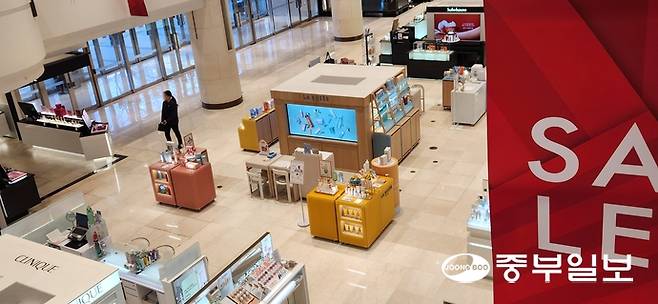 5일 '뷰티 위크'가 진행 중인 AK플라자 수원점 1층 화장품 매장의 모습. 신연경기자