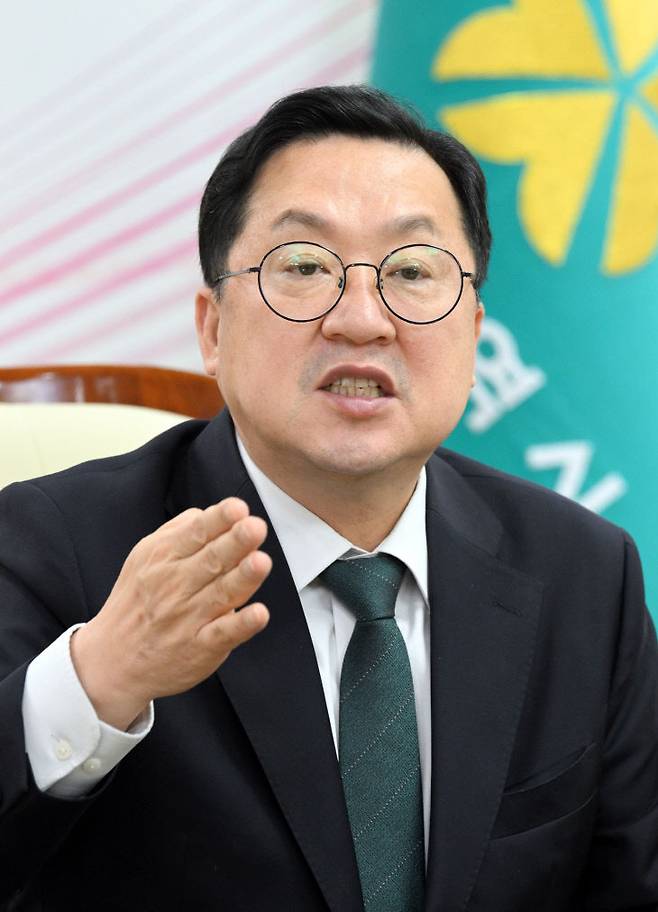 중도일보와 신년인터뷰를 하고 있는 이장우 대전시장. 사진은 이성희 기자