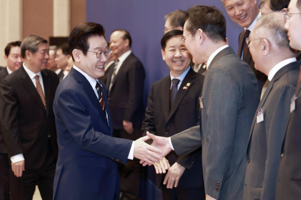 중국을 국빈방문 중인 이재명 대통령이 5일 베이징 조어대에서 열린 한·중 비즈니스 포럼에서 이재용 삼성전자 회장과 인사하고 있다. 연합뉴스