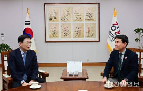 ◇김진태 지사(오른쪽)와 최양희 한림대 총장(강원특별자치도 범국민추진협의회장)이 지난 2일 도청 통상상담실에서