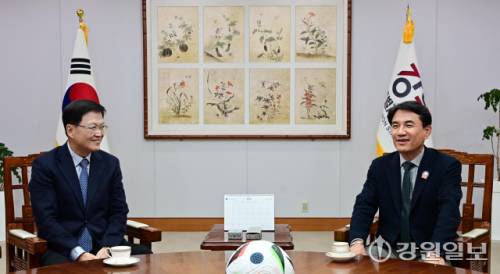 ◇김진태 지사(오른쪽)와 최양희 한림대 총장(강원특별자치도 범국민추진협의회장)이 지난 2일 도청 통상상담실에서