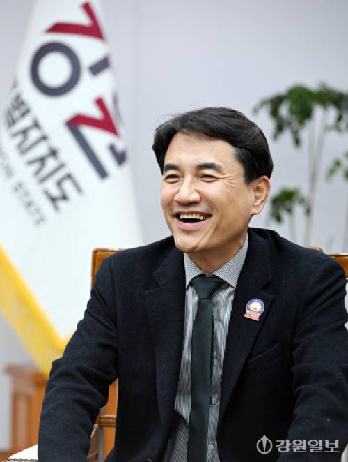 ◇김진태 지사가 지난 2일 도청 통상상담실에서 최양희 한림대 총장(강원특별자치도 범국민추진협의회장)과 대담하고 있다. 신세희기자