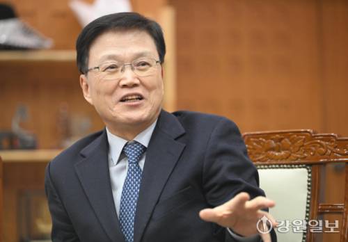 ◇최양희 한림대 총장(강원특별자치도 범국민추진협의회장)이 지난 2일 도청 통상상담실에서 김진태 지사와 대담하고 있다. 신세희기자