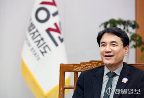 ◇김진태 지사가 지난 2일 도청 통상상담실에서 최양희 한림대 총장(강원특별자치도 범국민추진협의회장)과 대담하고 있다. 신세희기자