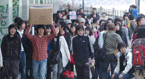 ◇2007년 경춘선을 타고 엠티(MT)를 온 대학생들이 옛 강촌역 승강장으로 들어서는 모습. 강원일보DB