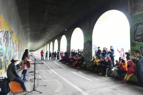 ◇옛 강촌역 피암터널 내부에서 문화 공연이 열리는 모습