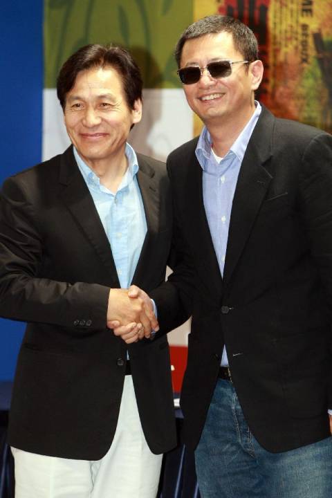 배우 안성기(왼쪽)와 왕자웨이(왕가위) 감독이 지난 2008년 해운대 그랜드호텔 스카이홀에서 열린 제13회 부산국제영화제 영화 '동서서독 리덕스' 갈라 프리젠테이션에 참석해 악수를 하고 있다. 부산일보DB