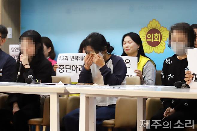 제주 쿠팡 새벽배송 택배노동자 故 오승용씨 유가족의 입장 발표 중 고인의 아내가 눈물을 흘리고 있는 모습. ⓒ제주의소리 자료사진