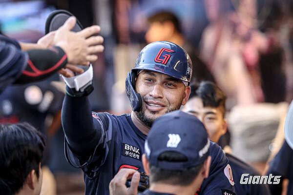 롯데 자이언츠가 12연패의 기나긴 수렁에서 마침내 벗어났다. 홈런을 친 빅터 레이예스(사진=롯데)