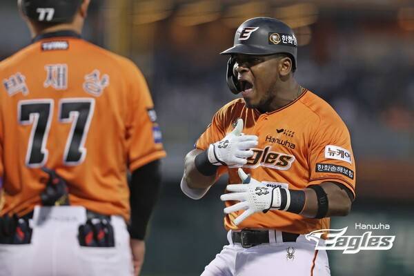 크게 포효하는 페라자(사진=한화)