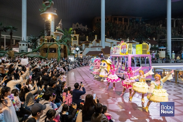 캐치!티니핑 캐릭터들과 힘께하는 신나는 퍼레이드 '캐치!티니핑 퍼레이드'. ⓒ롯데월드