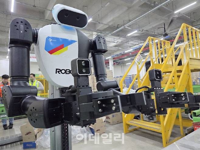로보티즈가 제작한 양팔 휴머노이드 로봇. CJ대한통운이 자체 개발한 AI 소프트웨어가 탑재돼 있다. (사진=한전진 기자)