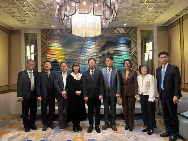 : 배경훈 부총리 겸 과학기술정보통신부 장관과 재중한인과학기술자협회 회원들. (왼쪽부터) 김준연 한중과기협력센터장, 황성훈 과기정통부 국제협력관, 김종명 상해과기대 교수, 김은우 듀크쿤산대 교수, 배경훈 부총리, 정용삼 난징농업대 교수, 백은혜 칭화대 교수, 이선영 베이징이공대 교수, 신상열 과기정통관. 사진=과기정통부