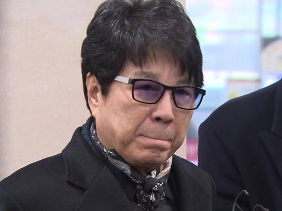 가수 조용필이 오늘(5일) 서울 서초구 서울성모병원 장례식장에 마련된 배우 안성기의 빈소 조문을 마친 뒤 취재진의 질문에 답하고 있다. 〈사진=연합뉴스〉