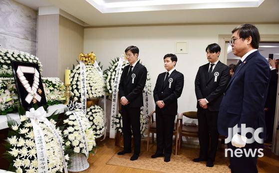 최휘영 문화체육관광부 장관이 5일 서울 서초구 서울성모병원 장례식장에 마련된 故 안성기의 빈소에 금관문화훈장을 전달하기 위해 방문해 조문하고 있다. 〈사진=사진공동취재단〉