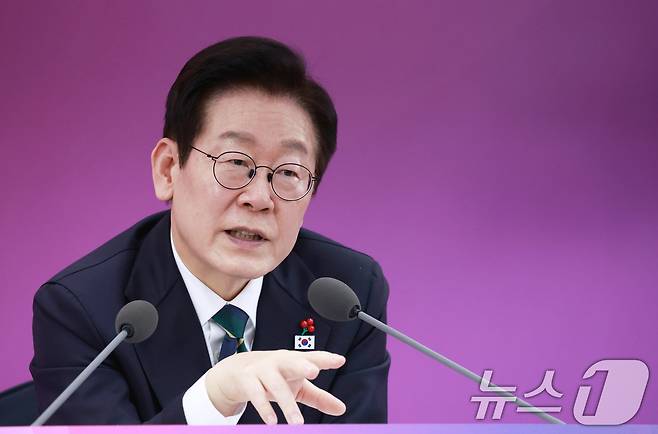 이재명 대통령이 23일 부산 동구 해양수산부 청사에서 열린 해수부(해양경찰청) 업무보고에서 발언하고 있다. (대통령실통신사진기자단) 2025.12.23/뉴스1 ⓒ News1 허경 기자