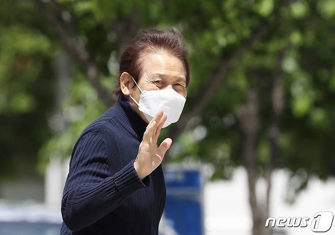 배우 안성기가 지난 2021년 서울 양천구 목동SBS에서 열린 라디오 '최화정의 파워타임'을 위해 출근을 하며 인사 하는 모습.. 2021.5.11/뉴스1 ⓒ News1 권현진 기자