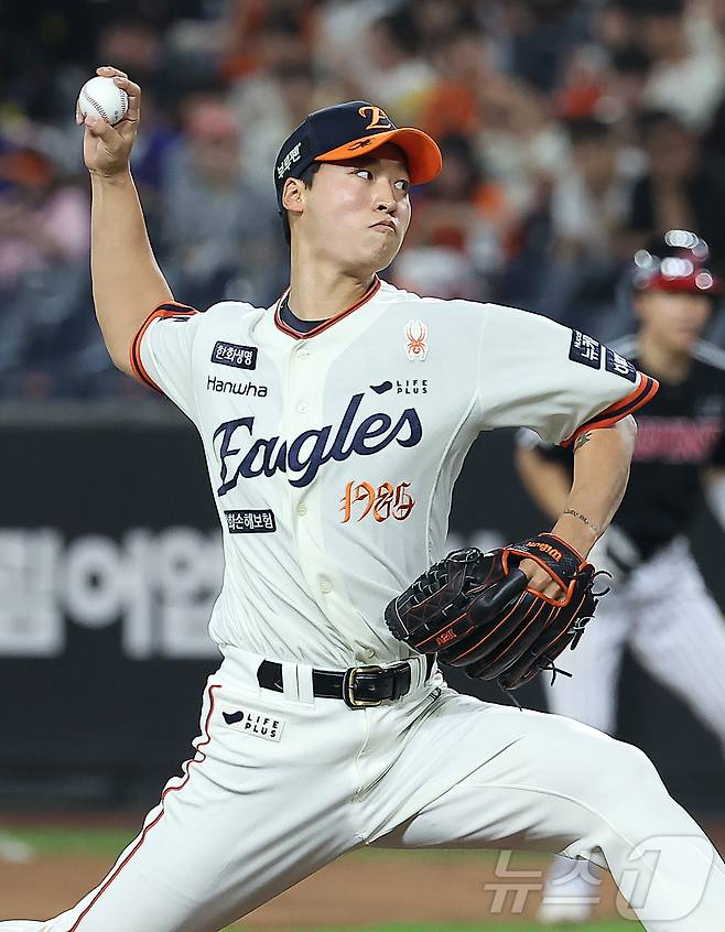 27일 오후 대전 한화생명 볼파크에서 열린 프로야구 '2025 신한 SOL뱅크 KBO 리그' LG 트윈스와 한화 이글스의 경기, 한화 엄상백이 7회초 등판해 힘차게 공을 던지고 있다. 2025.9.27/뉴스1 ⓒ News1 김진환 기자