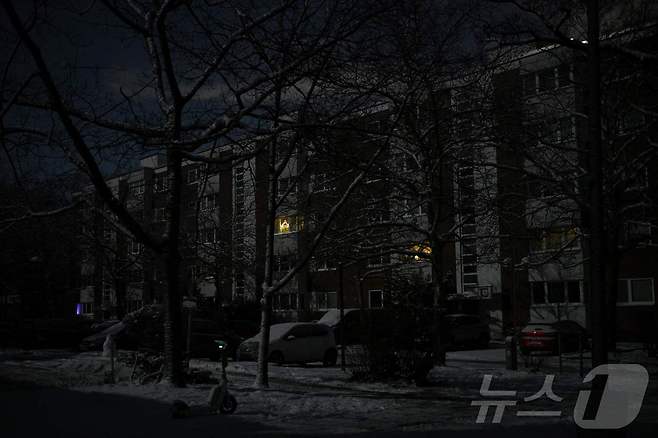 4일(현지시간) 독일 베를린 남서부 첼렌도르프구의 한 아파트 건물이 정전으로 인해 불이 꺼져 있다. 현지 당국은 4만 5500가구에 영향을 끼친 이번 정전 사태의 배후로 한 극좌 단체를 지목했다. 2026.01.04 ⓒ AFP=뉴스1 ⓒ News1 김지완 기자