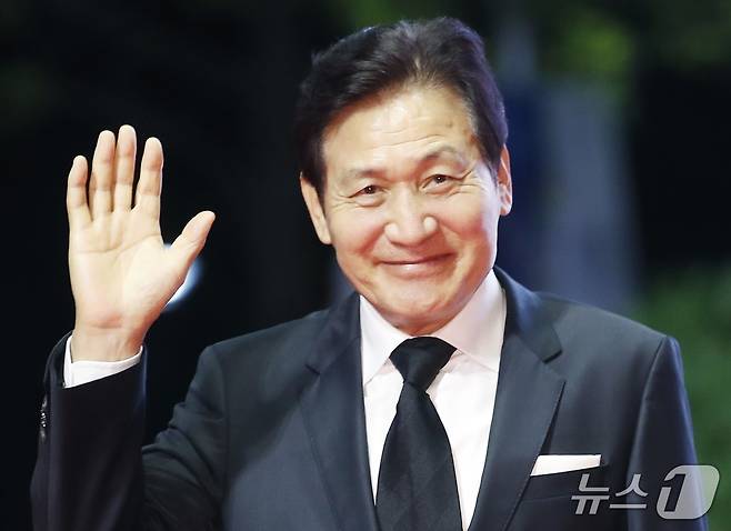 배우 안성기가 5일 서울 용산구 순천향대병원에서 향년 74세를 일기로 별세했다. 사진은 2021년 제26회 부산국제영화제 개막식 레드카펫 행사에 참석하는 배우 안성기. (뉴스1 DB) 2026.1.5/뉴스1 ⓒ News1 포토공용 기자