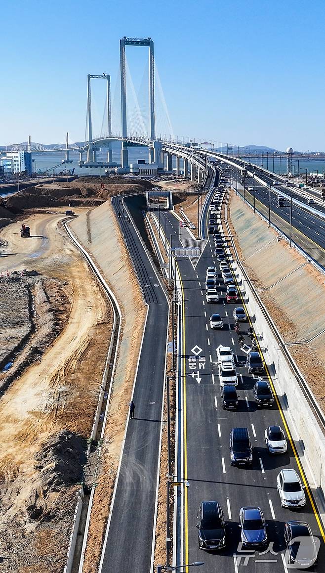 인천 제3연륙교가 개통된 5일 차량들이 제3연륙교를 통행하고 있다. 2026.1.5/뉴스1 ⓒ News1 이호윤 기자