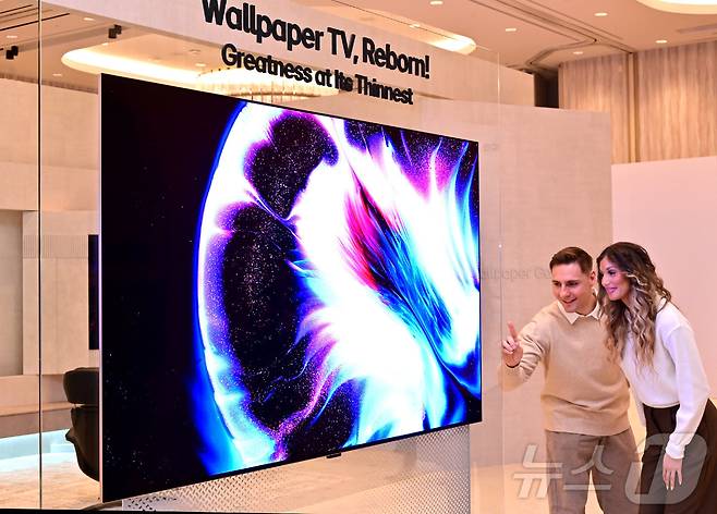 LG전자가 CES 2026 개막에 앞선 지난 4일(현지시간) 미국 라스베이거스 퐁텐블로 호텔에서 사전 쇼케이스 '더 프리뷰'를 열고 9mm대 무선 월페이퍼 TV 'LG 올레드 에보 W6'를 선보였다고 5일 밝혔다. 사진은 모델들이 'LG 올레드 에보 W6'를 소개하는 모습. (LG전자 제공. 재판매 및 DB 금지) 2026.1.5/뉴스1