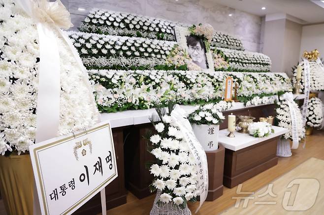 5일 서울 서초구 서울성모병원 장례식장에 마련된 배우 故 안성기씨의 빈소에 이재명 대통령의 근조화환이 놓여있다. 2026.1.5/뉴스1 ⓒ News1 사진공동취재단